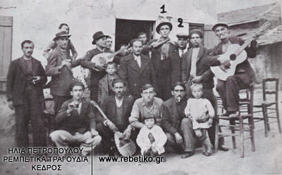 Ο Παπαϊωάννου (1) κι ο Στράτος (2) σε κάποιο γλέντι στην Τούμπα Θεσσαλονίκης (1937)