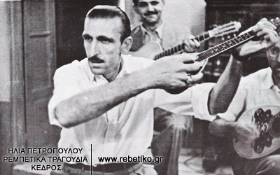 Ο Παπαϊωάννου επιδεικνύει την δεξιοτεχνία του, παίζοντας μπαγλαμά στο πλάι (1950)