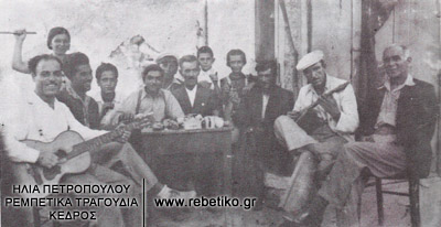 Ο Ροβερτάκης (κιθάρα), ο Παπαϊωάννου με άσπρη τραγιάσκα, και δίπλα του, ο κιθαρίστας Γεράσιμος Τσιντιλάκης (Αγία Βαρβάρα, 10-7-1945)