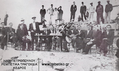 Ο Μπαγιαντέρας (στην μέση), με μπουζούκι. Πίσω του ο μπουζουξής Γιάννης Παπαγιάννης και πλάι ο κιθαρίστας Νίκος Γερολίμος (φωτογραφία της 6-1-1937)
