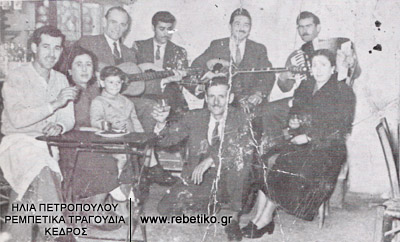 Ο Μπίρ-Αλάχ, ο Μήτσος ο Μαύρος, ο Γιώργης Τσάμης κι ο Μήτσος ο ακορντεονίστας, σε μία ταβέρνα, στου Ζωγράφου (1946). Μπροστά είναι ο μαγαζάτορας με συγγενείς του.