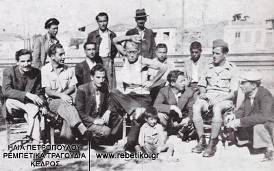 Μία παρέα μάγκες σπάνε πλάκα με τον Κοκοβιό (1945)