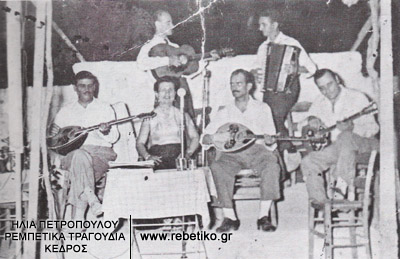 Ο Χατζηχρήστος, η Μαίρη, ο Χρηστάκης, ο Μήτσος και πίσω τους, ο Μπίρ-Αλάχ κι ο Γιώργος Αντραϊδης, στο κέντρο "Νεάπολη", στον ʼγιο Ιερόθεο (1953)