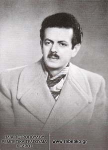Ο Βασίλης Τσιτσάνης στην Αθήνα, το 1952. Μοναδική φωτογραφία του Τσιτσάνη με παλτό.