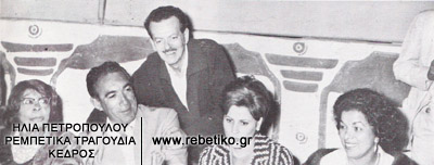Ο ʼντονι Κουίν με τον Βασίλη Τσιτσάνη, όταν έπαιζε στο "Φαλυρικό του Μαργωμένου", στις Τζιτζιφιές, στα τέλη της δεκαετίας του 1950.