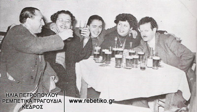 Ο βιολιστής Βάγιας, κάποια άγνωστη, η Σωτηρία Μπέλου, η Μαρίκα Νίνου κι ο Βασίλης Τσιτσάνης, στου "Βλάχου" (1951)