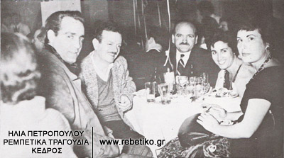 Ο Βασίλης Τσιτσάνης με τον ηθοποιό Μ.Νικολινάκο και άλλους (1953)