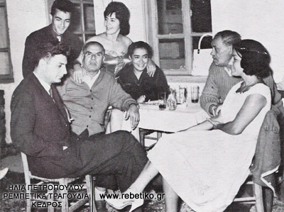 Μία παρέα με τον Στράτο, την Μπέλου, τον Μάρκο, την Φωφώ Στράτου και τον Καμπάνη (όρθιος), το 1959